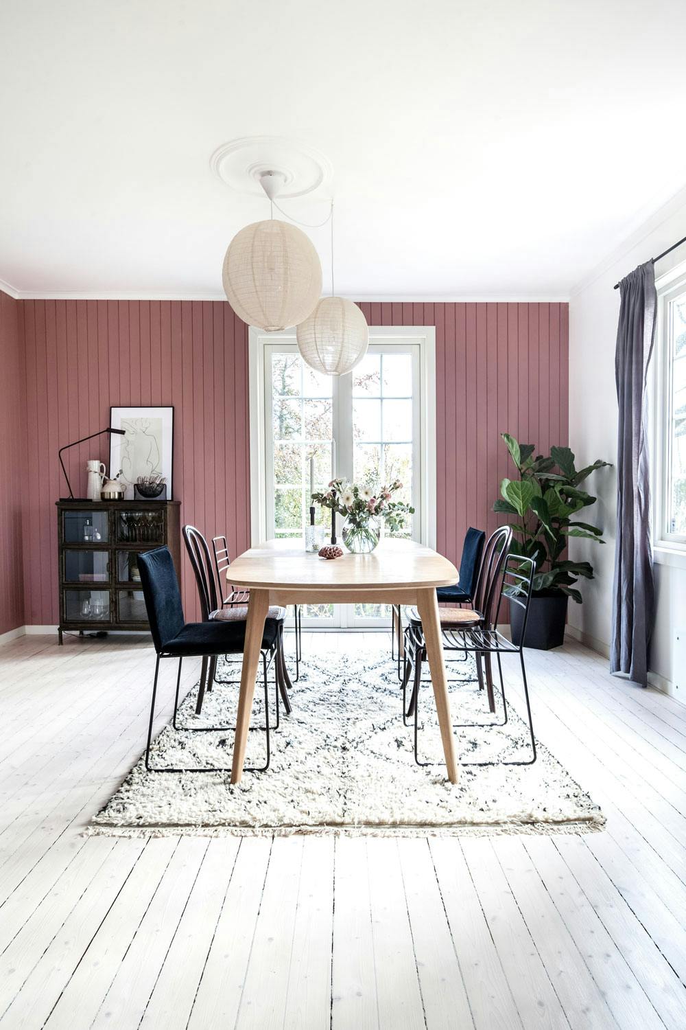 Beholdt den gamle sjarmen rosa spisestue med hvite vinduskarmer